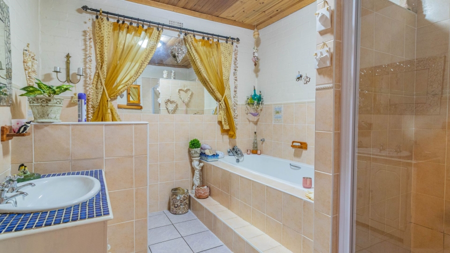 5 Bedroom Property for Sale in Sandbaai Western Cape